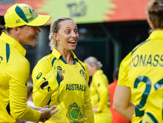 Australia's Ashleigh Gardner (C) Australia's Grace Harris (L) and Australia's Jess Jonassen (R) are seen ahead of the Group A T20 women's World Cup cricket match between Australia and Bangladesh at St George's Park in Gqeberha on February 14, 2023. (Photo by Marco Longari / AFP)