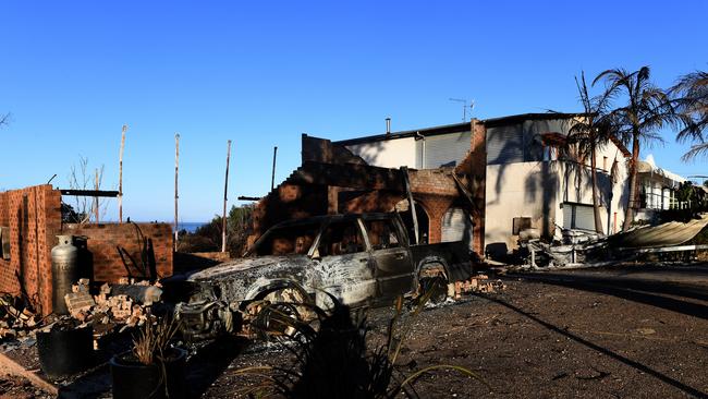 The ABC says it issued an emergency warning alert for the Tathra fire “as soon as” it was notified. Picture: AAP.