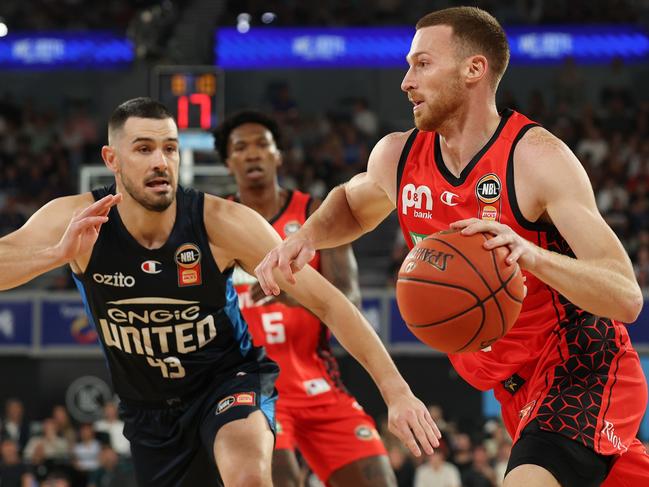 Wildcats star Dylan Windler drives to the basket under pressure from Chris Goulding. Picture: Getty Images