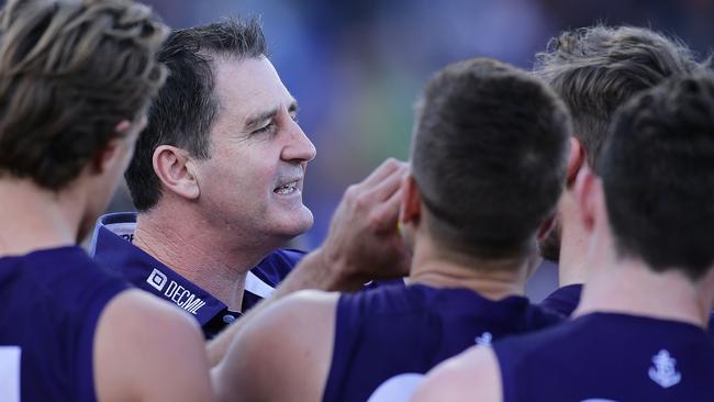 Ross Lyon talks to his Fremantle players.