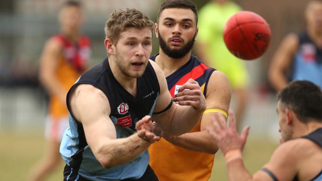 EDFL: Aberfeldie’s Jack Middleton looks like he’s playing rugby league. Picture: Stuart Milligan