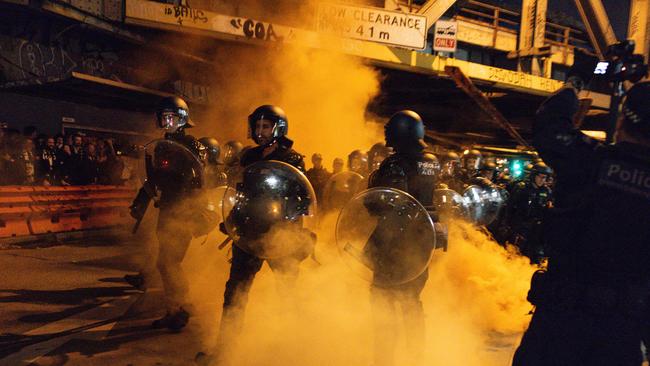 Public Order Response Team arrive outside a pub where hundreds of Melbourne Victory football fans gather ahead of the A-League final. Picture: NewsWire / Diego Fedele