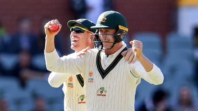 Australia's Marnus Labuschagne (R) celebrates with teammate David Warner (L) after taking a catch to dismiss Pakistan's batsman Iftikhar Ahmed on the fourth day of the second Test cricket match in Adelaide on December 2, 2019. (Photo by William WEST / AFP) / -- IMAGE RESTRICTED TO EDITORIAL USE - STRICTLY NO COMMERCIAL USE --