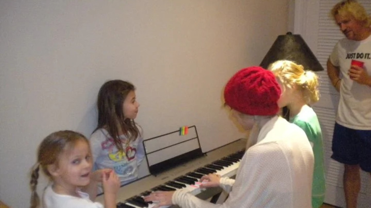 Jeff Jarrett and his two daughters play piano with Taylor Swift. Picture: Reddit