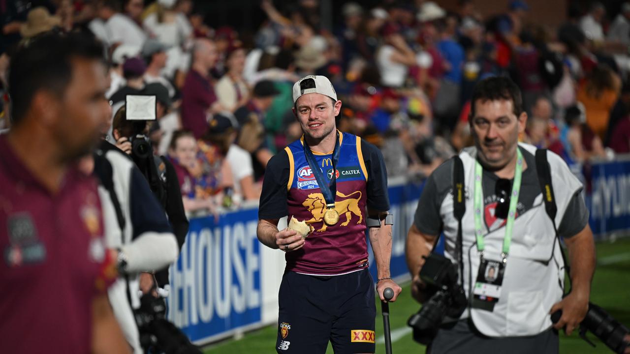 29/9/2024: Over 6000 Brisbane Lions fans greet their heroes after winning the AFL Grand Final yesterday, Springfield, Brisbane.