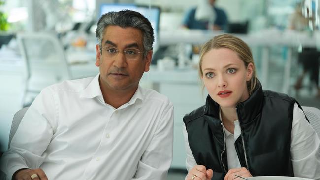 Naveen Andrews and Amanda Seyfried as Sunny Balwani and Elizabeth Holmes in a scene from The Dropout.