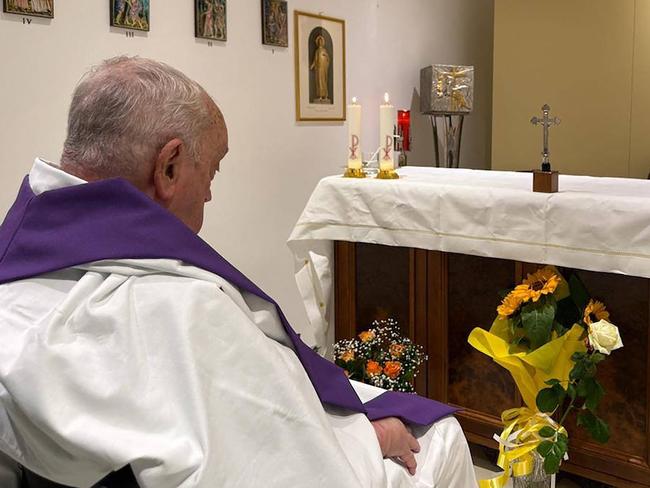 TOPSHOT - This photo taken and handout on March 16, 2025 by The Vatican Media shows Pope Francis during a mass in the chapel of the appartment of the Gemelli Hospital where he is hospitalized with pneumonia. (Photo by Handout / VATICAN MEDIA / AFP) / RESTRICTED TO EDITORIAL USE - MANDATORY CREDIT "AFP PHOTO / VATICAN MEDIA" - NO MARKETING - NO ADVERTISING CAMPAIGNS - DISTRIBUTED AS A SERVICE TO CLIENTS