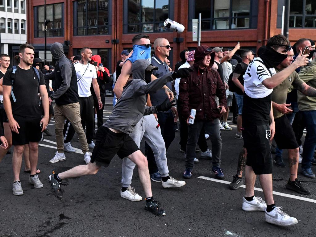 Incredible sight as counter-protesters take to streets after week of ...