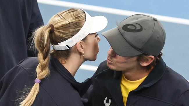 Katie Boulter kisses Alex de Minaur before the start of the United Cup. Photo by DAVID GRAY / AFP.