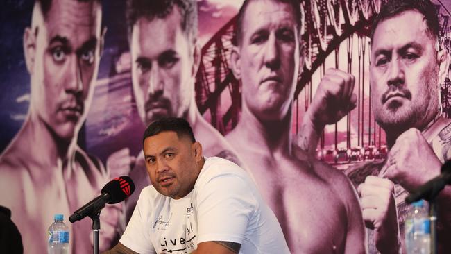 Mark Hunt reckons he can knock Paul Gallen out in three rounds.