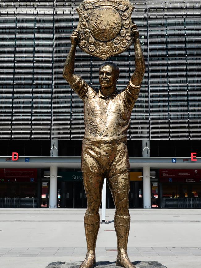 Rugby League great Wally Lewis’ statue. (AAP Image/Dave Hunt)