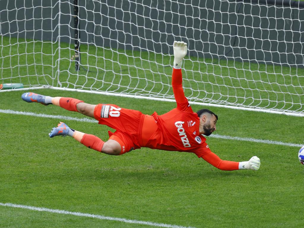 Victory keeper Paul Izzo makes a great save to deny Wellington’s Steven Ugarkovic, Picture: Hagen Hopkins/Getty Images