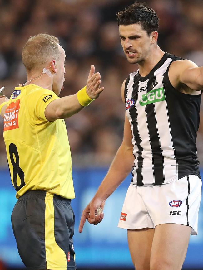 Collingwood captain Scott Pendlebury argues umpire Ray Chamberlain during the Magpies’ qualifying final victory. Picture: Michael Klein.