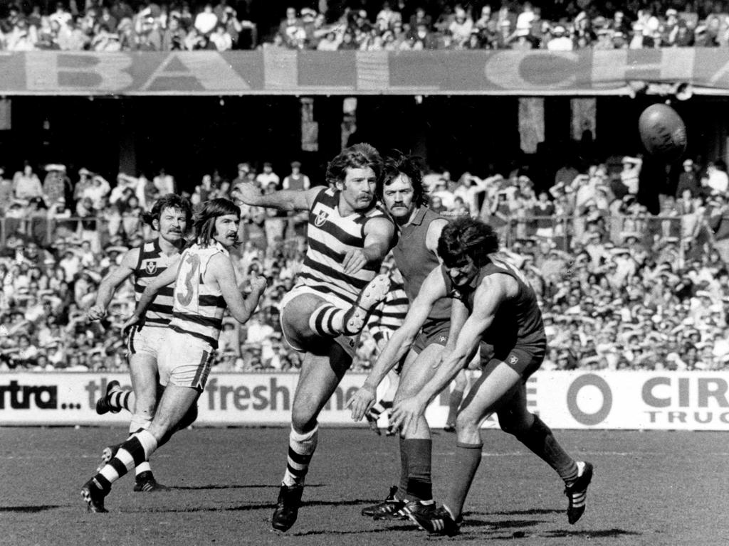 John ’Sam Newman gets his kick away in 1976.