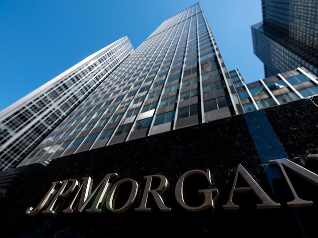 (FILES) In this file photo taken on April 17, 2019 the JPMorgan Chase & Co. World headquarters are pictured in New York City. - JPMorgan Chase will pay $920 million to settle US civil and criminal charges over fake trades in precious metals and Treasury futures designed to manipulate the market, US agencies announced on September 29, 2020. The settlement comes as the US banking giant reached a deferred prosecution agreement with the Justice Department to resolve criminal fraud charges over the long-running schemes. (Photo by Johannes EISELE / AFP)