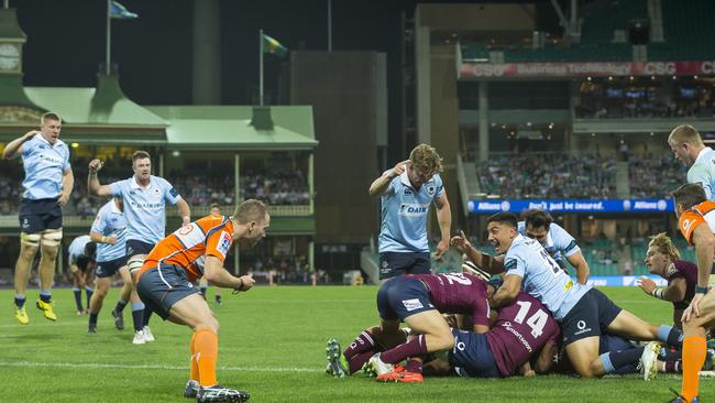 The Waratahs moved to the top of the Australian standings with a bonus point win over the Reds.