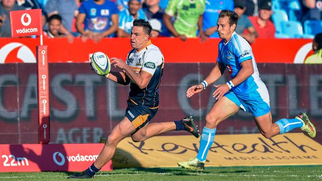 Brumbies fullback Ton Banks is chased by Bulls halfback Ivan van Zyl in Pretora. Picture: AFP.