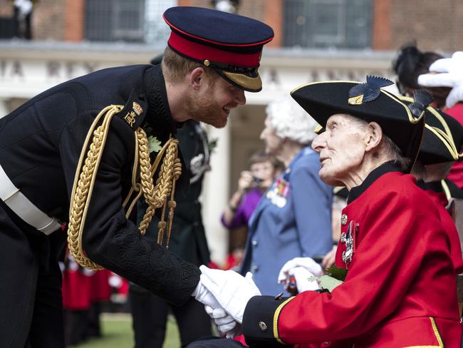 ***BESTPIX*** LONDON, ENGLAND - JUNE 06: Prince Harry, Duke of Sussex shakes hands with a Chelsea Pensioner during the annual Founder's Day parade at Royal Hospital Chelsea on June 6, 2019 in London, England.  (Photo by Heathcliff O'Malley - WPA Pool/Getty Images)