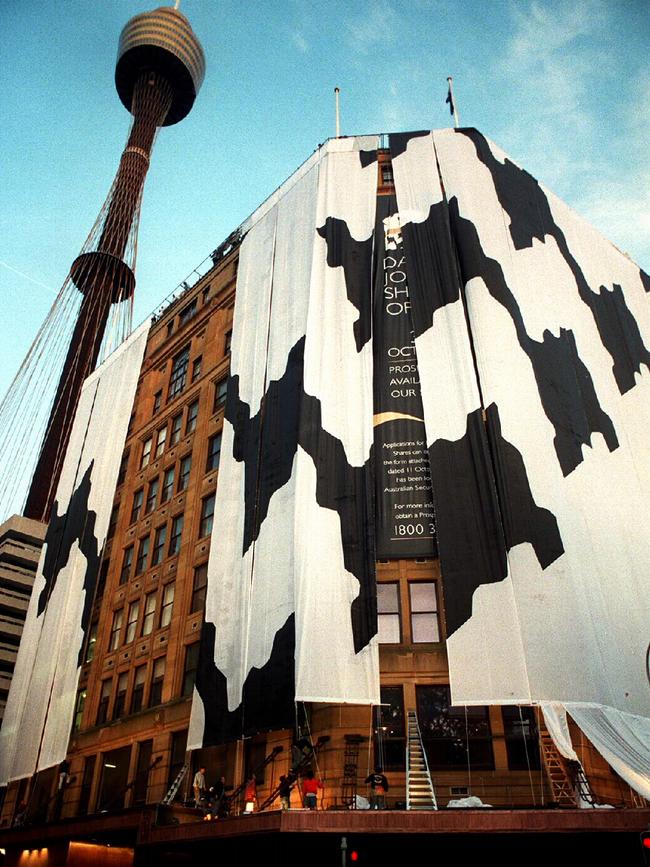 David Jones’ Sydney department store clad in the company’s houndstooth wrap in 1995.