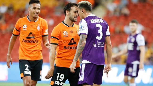 Jack Hingert and Jason Davidson go head to head. (AAP Image/Glenn Hunt) 