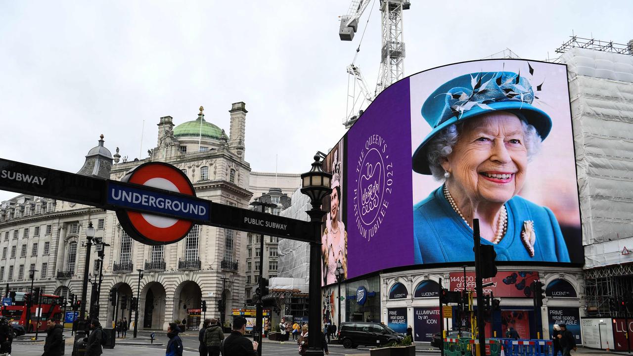 Queen returns to work at Windsor Castle as Prince Charles calls Harry ...