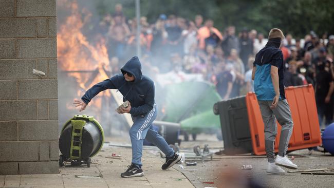 Anti-migration protesters riot outside of the Holiday Inn Express in Manvers.