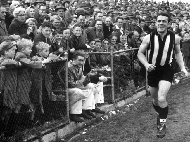 News .Collingwood legend Lou Richards farewelled by The Collingwood faithful at Victoria Park in 1955.