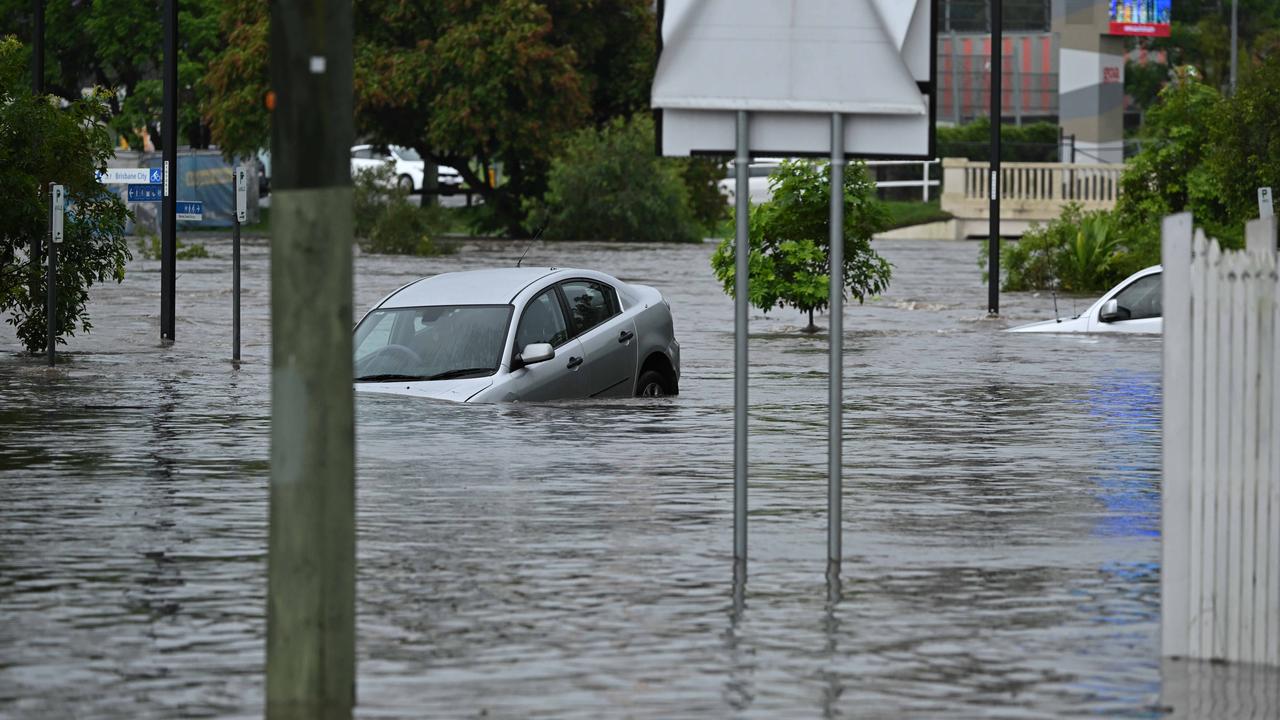 1/122024: Flash flooding in Hanlon Park, rapidly flooded around 10 cars, as police and fire and rescue check the cars are empty, Stones Corner, Brisbane. pic: Lyndon Mechielsen/Courier Mail