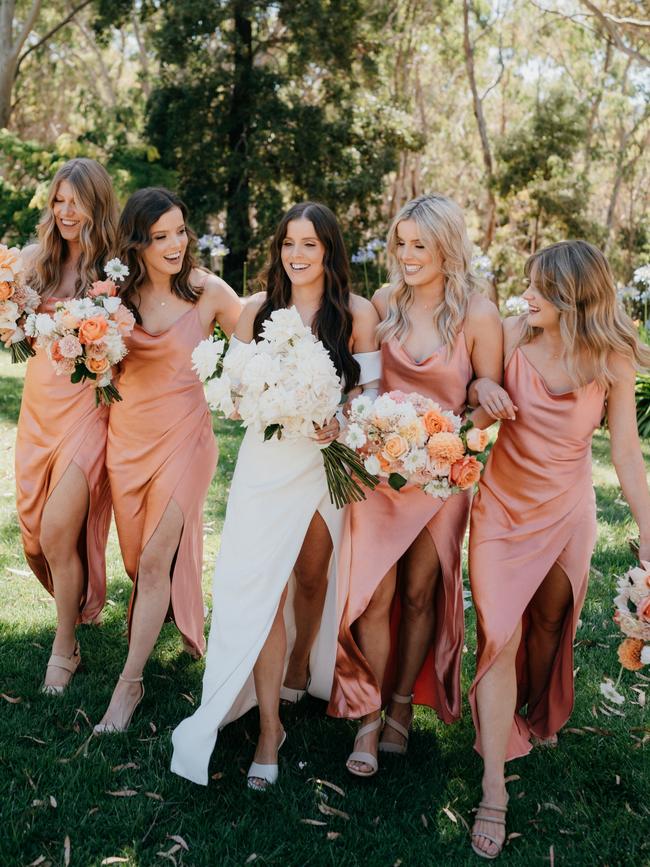 Kate Taeuber with her bridesmaids. Photographer: Meaghan Coles