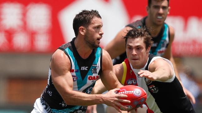 Power star Travis Boak evades Saint Jack Steele. Picture: Michael Willson/AFL Photos