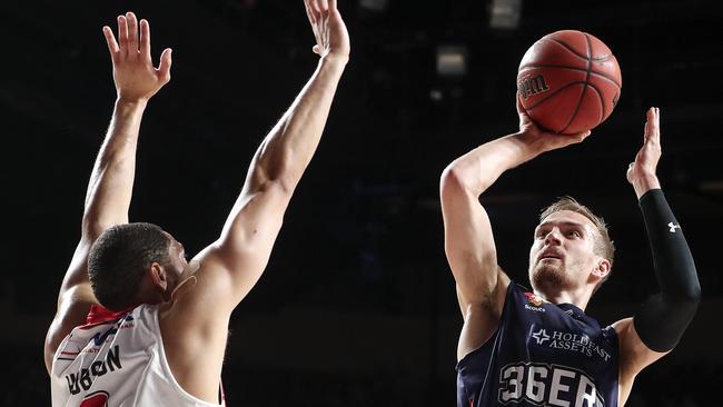 Anthony Drmic shoots over Illawarra’s Darington Hobson. Picture: Sarah Reed.