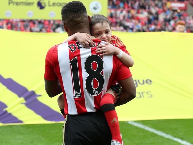 (FILES) This file photo taken on May 13, 2017 shows Sunderland's English striker Jermain Defoe (L) holding Bradley Lowery, a five-year-old suffering from terminal cancer, before the English Premier League football match between Sunderland and Swansea City at the Stadium of Light in Sunderland, north-east England. Bradley Lowery who became one of the iconic images of last season's Premier League through his touching friendship with then Sunderland striker Jermain Defoe has died aged six his family revealed on his Facebook page on July 7, 2017. / AFP PHOTO / Scott Heppell / RESTRICTED TO EDITORIAL USE. No use with unauthorized audio, video, data, fixture lists, club/league logos or 'live' services. Online in-match use limited to 75 images, no video emulation. No use in betting, games or single club/league/player publications.  /