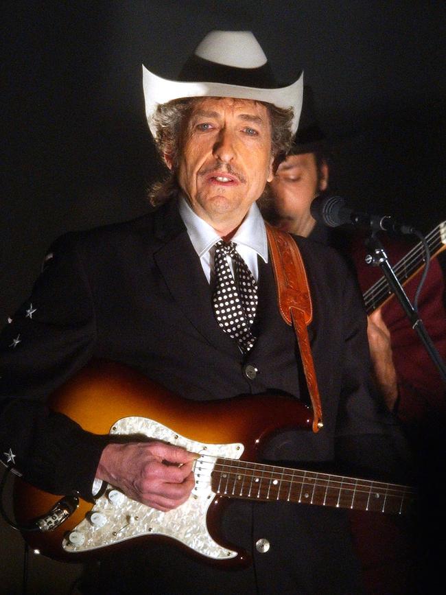 Bob Dylan paid tribute to Cohen by singing Hallelujah in concert