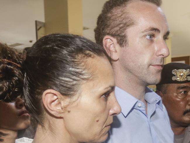 British man David Taylor (right) and Australian Sara Connor (left) escorted by police officers as they arrive in Kerobokan Prison in Denpasar, Bali, Indonesia on Monday, October 17, 2016. Australian woman Sara Connor and her British boyfriend are handed to prosecutors over the alleged murder of a local police officer Wayan Sudarsa, whose bloodied body was discovered on Kuta Beach on August 17. (AAP Image/Johannes Christo) NO ARCHIVING