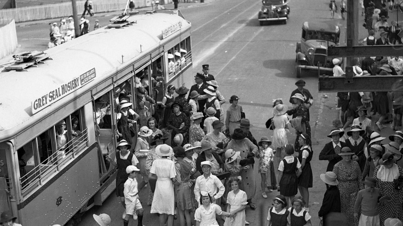 In 1937 many people arrived at the Ekka by tram.