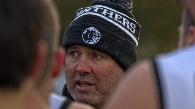 Surrey Park Coach, David Jensen, addressing the players at three quarter time