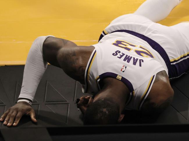 LOS ANGELES, CALIFORNIA - MARCH 20: LeBron James #23 of the Los Angeles Lakers reacts to an apparent injury during the second period of a game against the Atlanta Hawks at Staples Center on March 20, 2021 in Los Angeles, California. NOTE TO USER: User expressly acknowledges and agrees that, by downloading and or using this photograph, User is consenting to the terms and conditions of the Getty Images License Agreement.   Michael Owens/Getty Images/AFP == FOR NEWSPAPERS, INTERNET, TELCOS & TELEVISION USE ONLY ==