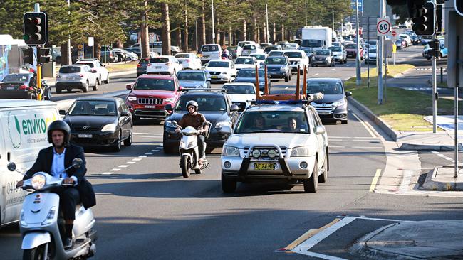 Commuters on the corner of Spit Rd and Parriwi Rd Mosman. Picture: Adam Yip / Manly Daily