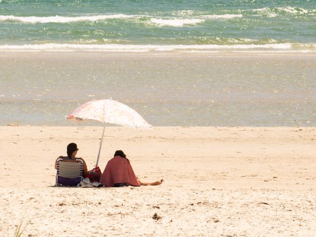 ADELAIDE/ KAURNA YARTA, AUSTRALIA - NewsWire Photos JANUARY 16, 2024: Beachgoers at Grange Beach on a hot day. Picture: NCA NewsWire / Morgan Sette