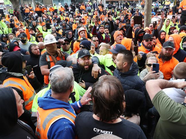 Victorian CFMEU state secretary John Setka tries to talk to construction workers against compulsory Covid vaccinations. Picture: David Crosling