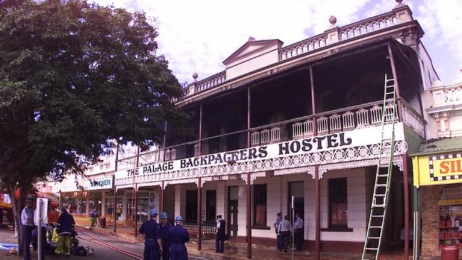 Police and emergency services outside The Palace Backpackers Hostel at Childers in 2000. Pic: Anthony Weate.