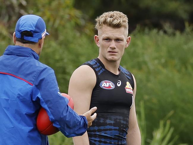 NCA. MELBOURNE, AUSTRALIA. 19th February, 2025 . Western Bulldogs training at the Whitten Oval.   Bulldog Adam Treloar chats with medical staff   .  Picture: Michael Klein