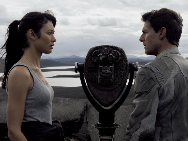 Last man on earth Tom Cruise finds Olga Kurylenko in <i>Oblivion.</i>