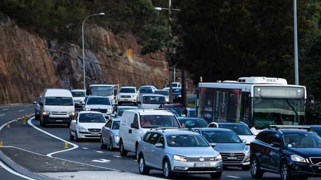 Commuters are vowing to get in their cars if some direct bus services are cancelled, adding to the already heavily congested roads. (AAP Image / Julian Andrews)