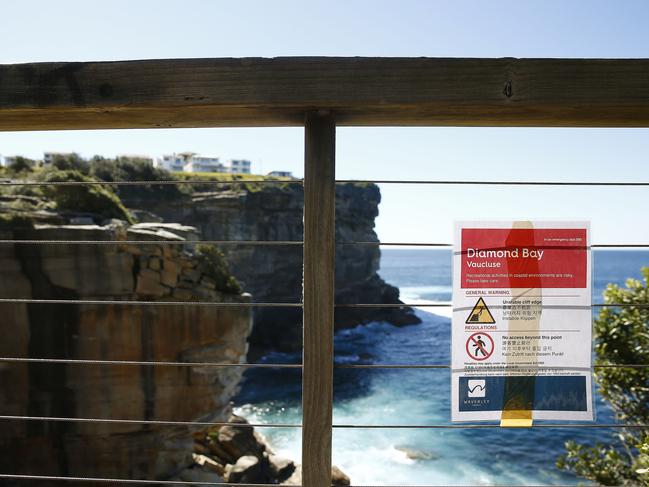 Temporary safety signs installed along Diamond bay walkway after woman died in August. Picture: John Appleyard