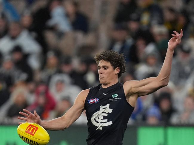 Charlie Curnow of the Blues kicks a goal. (Photo by Daniel Pockett/Getty Images)