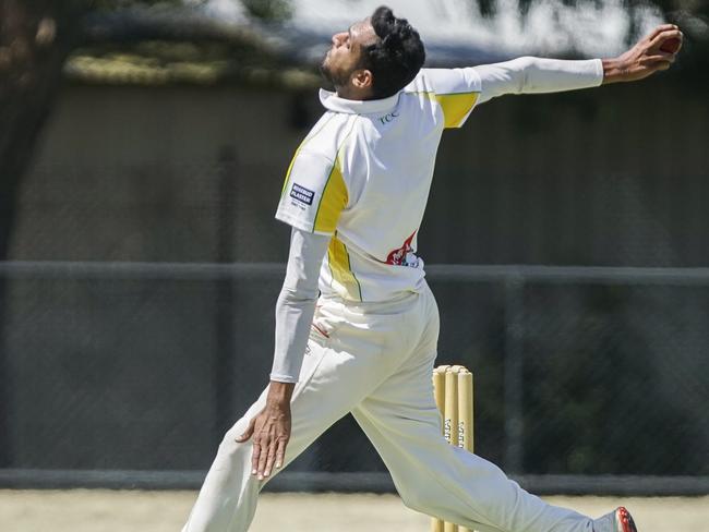 Adeel Hussain bowling for Tootgarook last season. Picture: Valeriu Campan