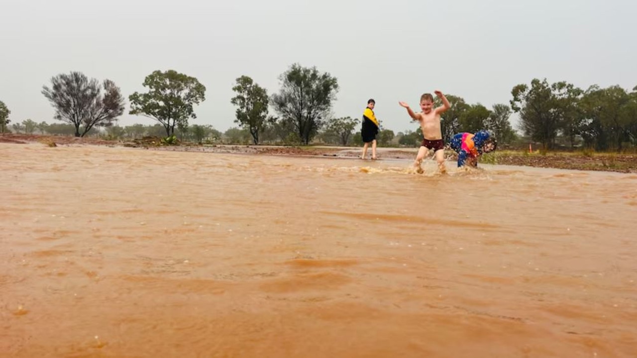 Country kids playing in the mud at Lesdale, Charleville. (Supplied: Bec Tickell)