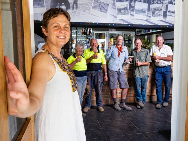 Hotel Cudgewa is open for business after the fires swept throught the small upper murray town. L-R pub owner Carol Fair with the doors wide open.  Fencing volunteers L-R Cath Stanyer, Forest Stanyer, Richard Nunn, Mark Martin and Rob Grant.