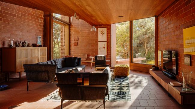 The timber ceiling in the living area reflects the home’s natural bushland surrounds. Photo: Trevor Mein